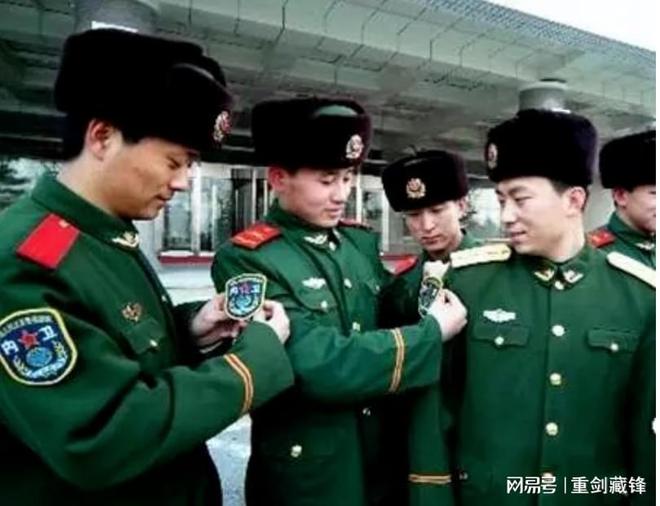AG九游會(huì )21式軍裝配發(fā)回顧各式軍服老兵穿過(guò)哪一款樣式(圖4)