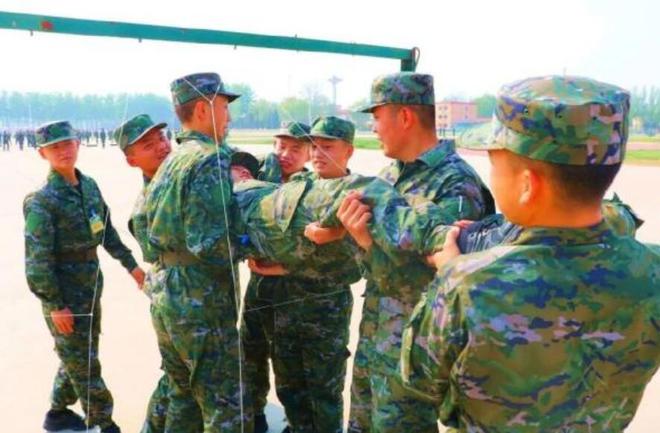 AG九游會(huì)部隊(duì)換發(fā)21式作訓(xùn)服冬季服與夏季服到底有多大區(qū)別？(圖8)