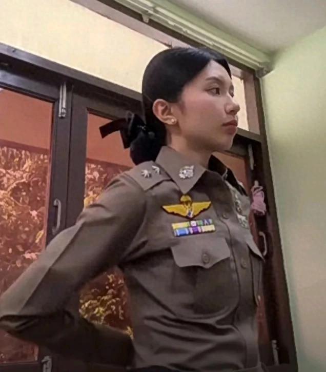 AG九游會(huì)泰國警服顏色款式設(shè)計(jì)的挺帥但卻考驗(yàn)身材救人要緊不能只耍帥