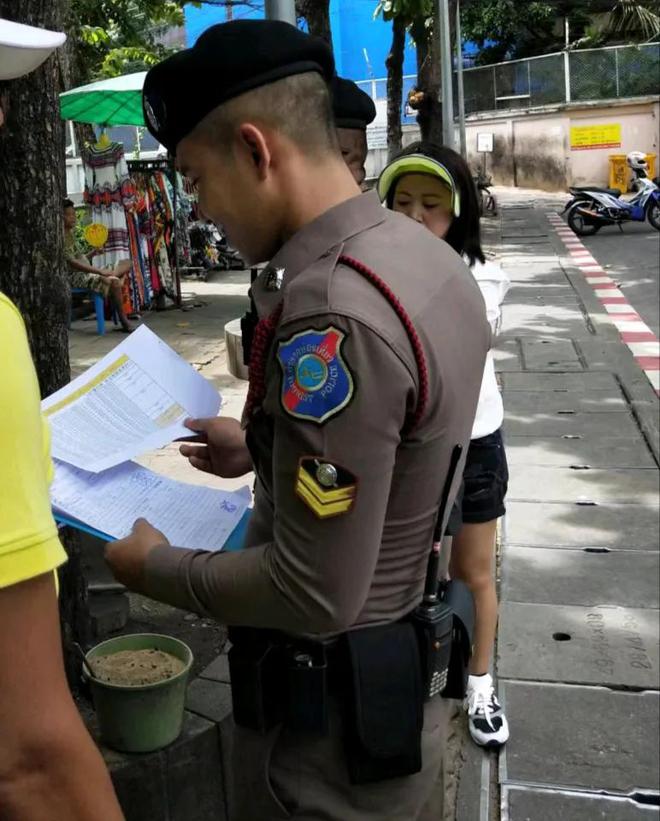AG九游會泰國警服顏色款式設(shè)計的挺帥但卻考驗身材救人要緊不能只耍帥(圖5)