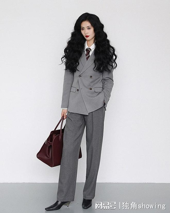 AG九游會小西服與短裙完美搭配展現(xiàn)職業(yè)女性的新氣質(zhì)(圖2)