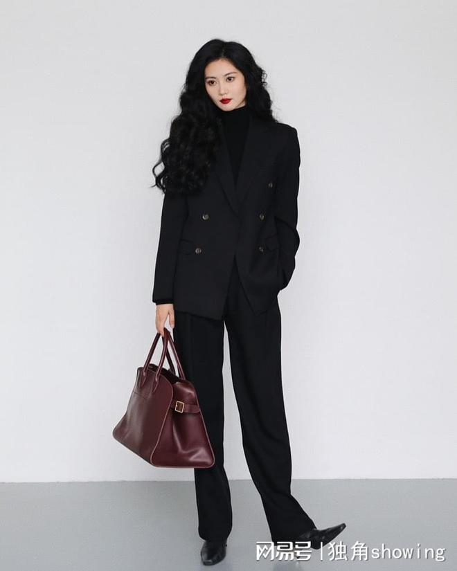 AG九游會小西服與短裙完美搭配展現(xiàn)職業(yè)女性的新氣質(zhì)(圖3)