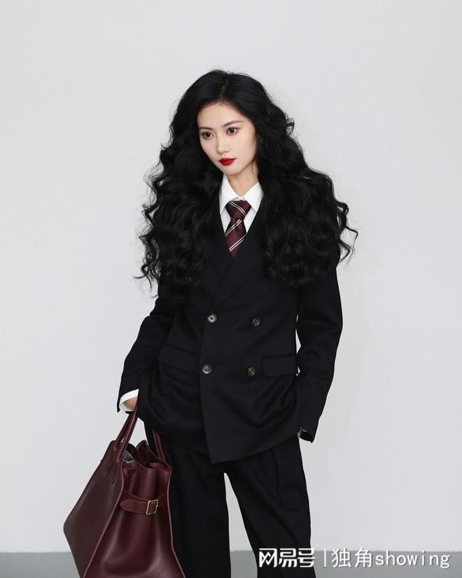 AG九游會小西服與短裙完美搭配展現(xiàn)職業(yè)女性的新氣質(zhì)(圖4)
