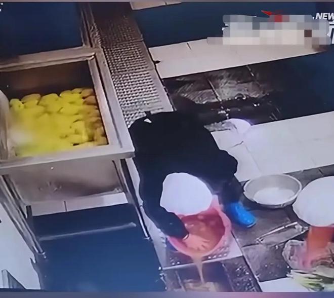AG九游會(huì)·「中國(guó)」官方網(wǎng)站學(xué)校食堂被質(zhì)疑用腳踩食材涉事學(xué)校回應(yīng)：是外面小工廠不(圖3)